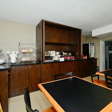 Comfort Inn Toronto City Centre Bagian luar foto