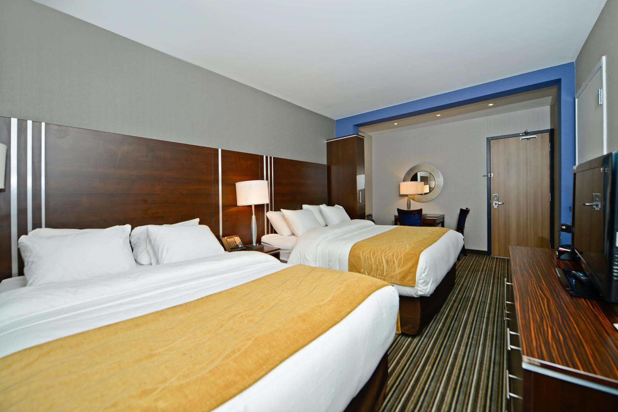 Comfort Inn Toronto City Centre Bagian luar foto